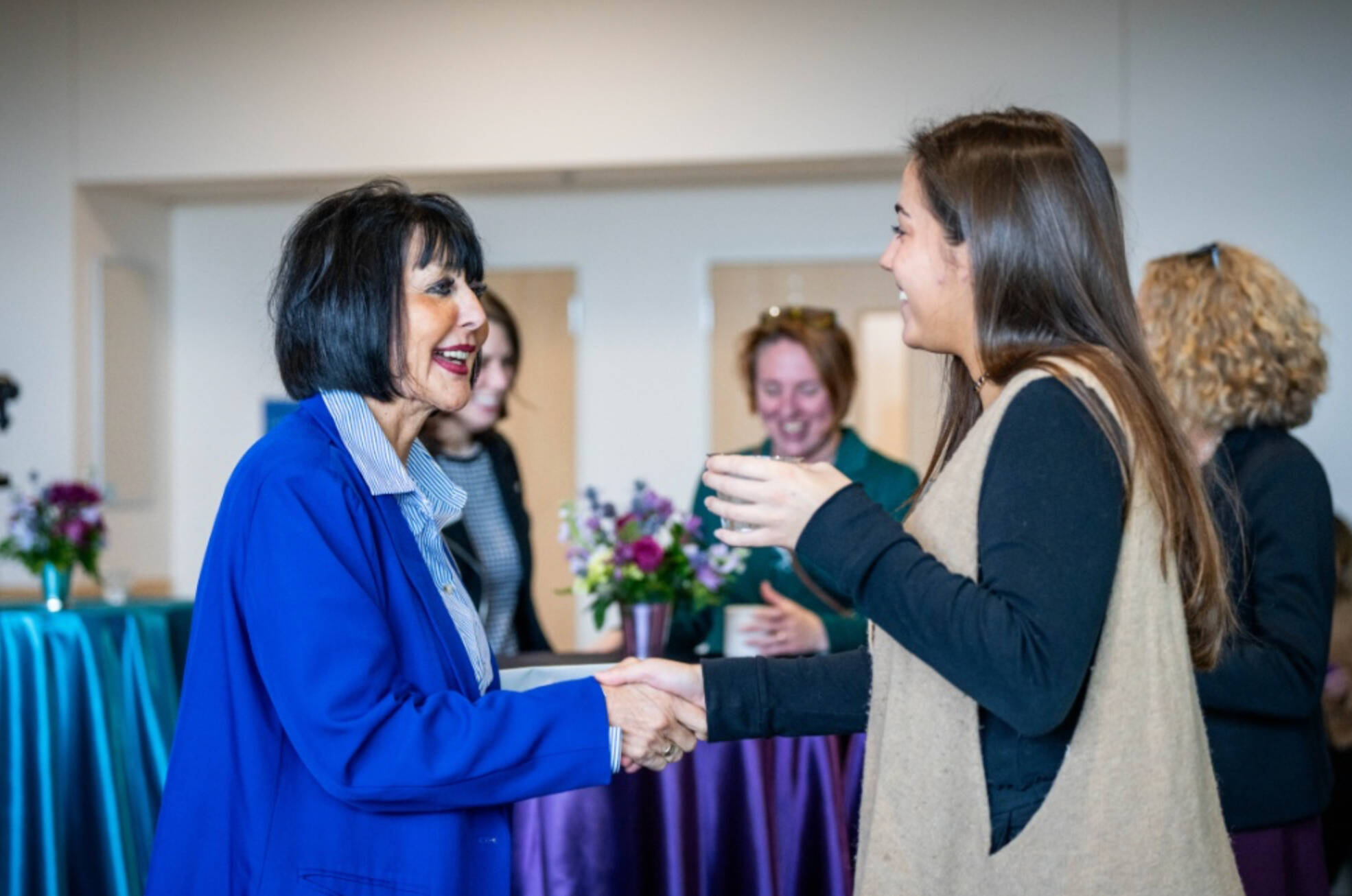 Student shaking the President of GVSU's hand.